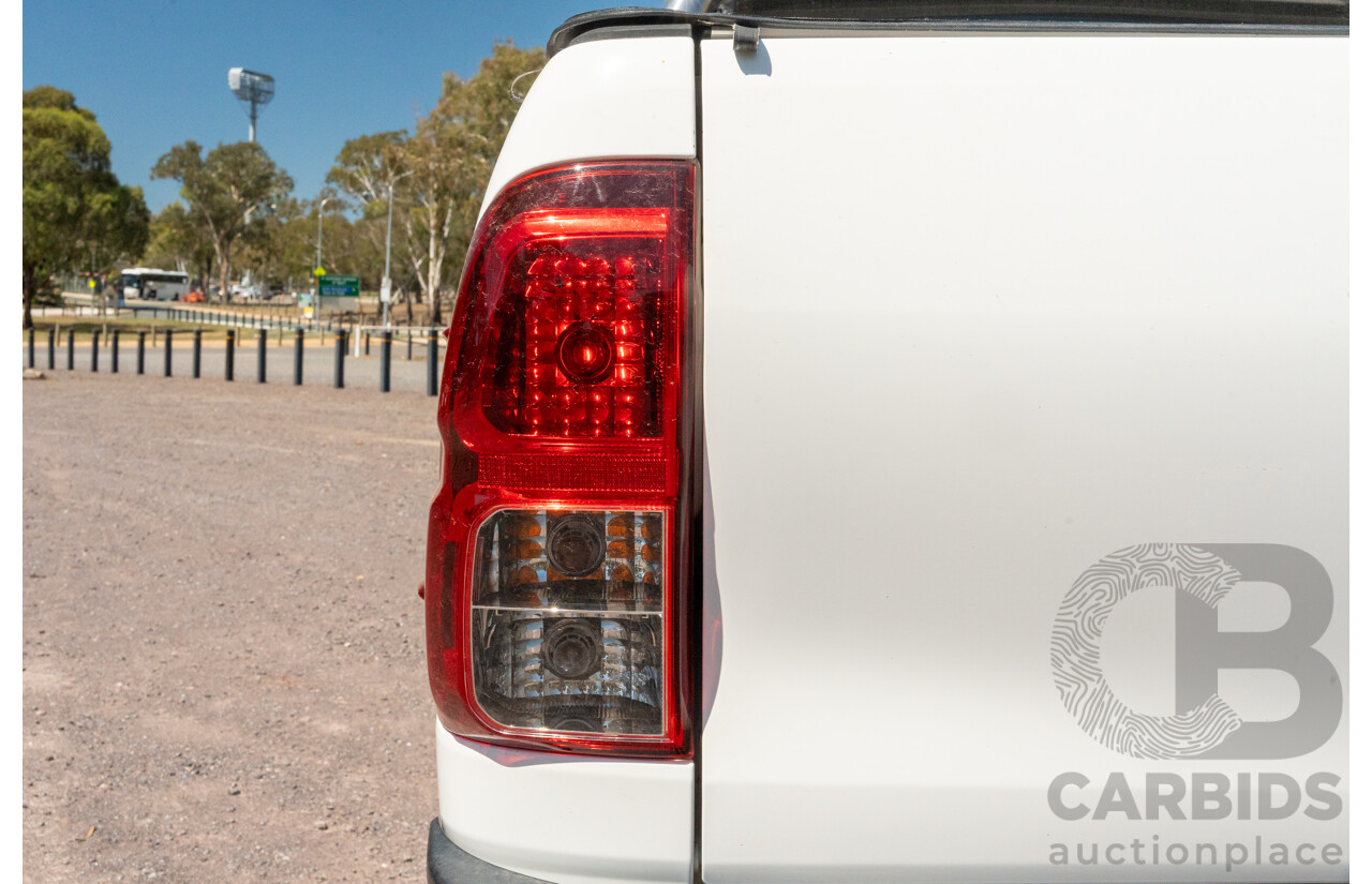 12/2017 Toyota Hilux SR5 (4x4) GUN126R Dual Cab Utility Glacier White Turbo Diesel 2.8L