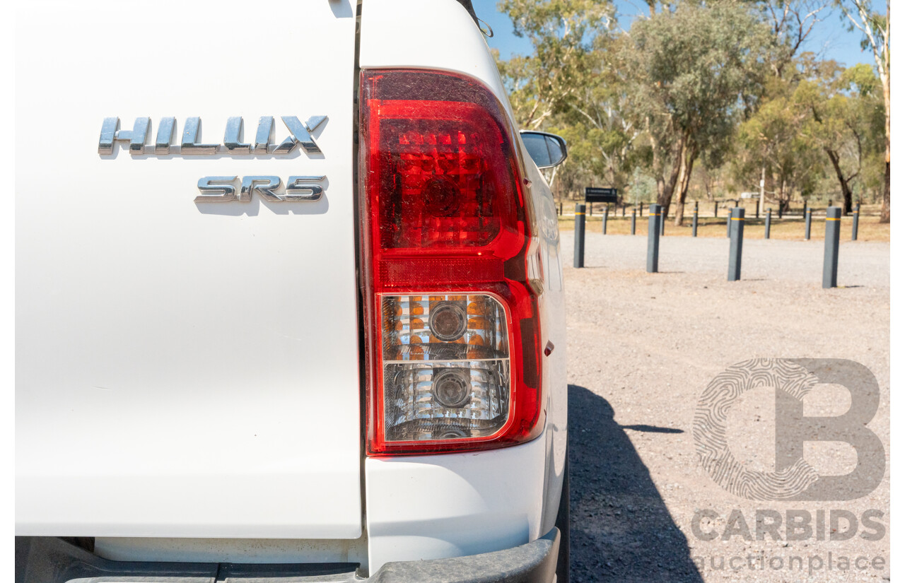 12/2017 Toyota Hilux SR5 (4x4) GUN126R Dual Cab Utility Glacier White Turbo Diesel 2.8L