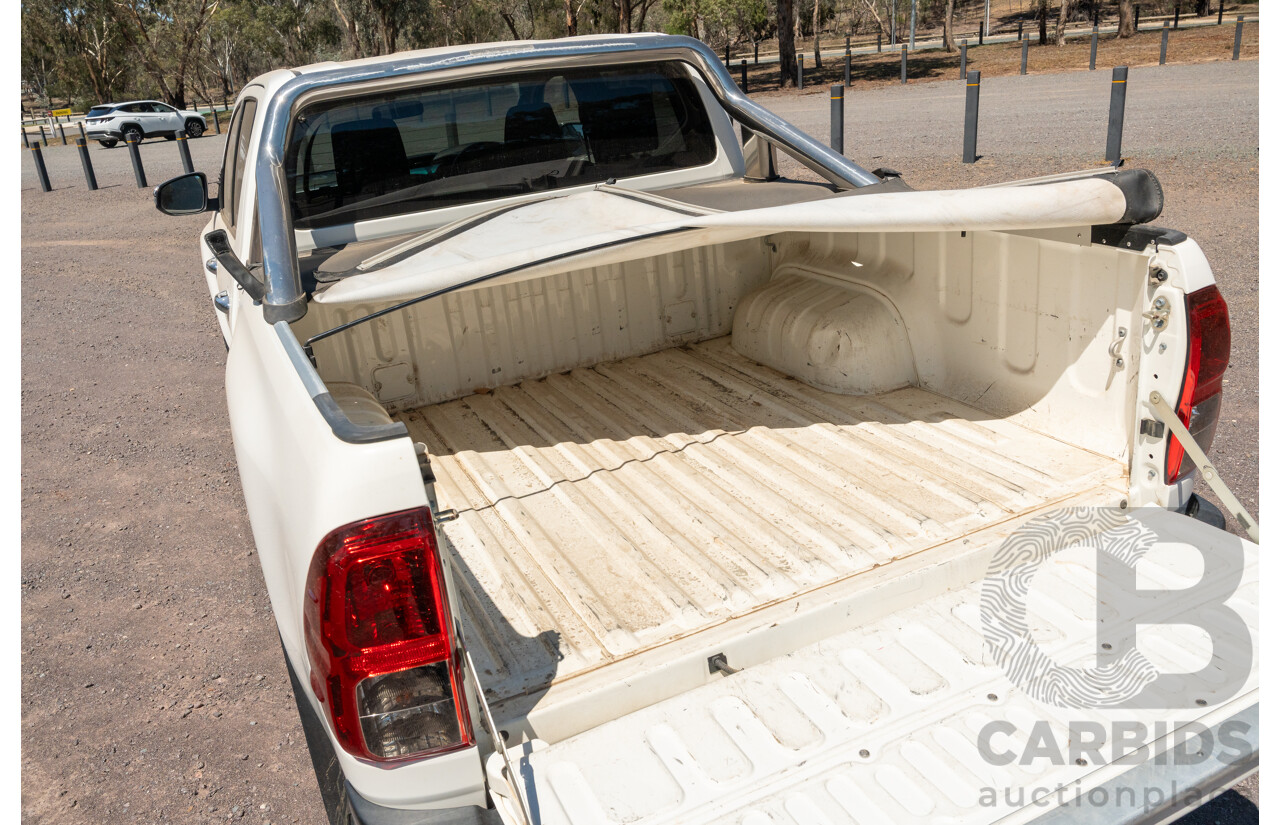 12/2017 Toyota Hilux SR5 (4x4) GUN126R Dual Cab Utility Glacier White Turbo Diesel 2.8L