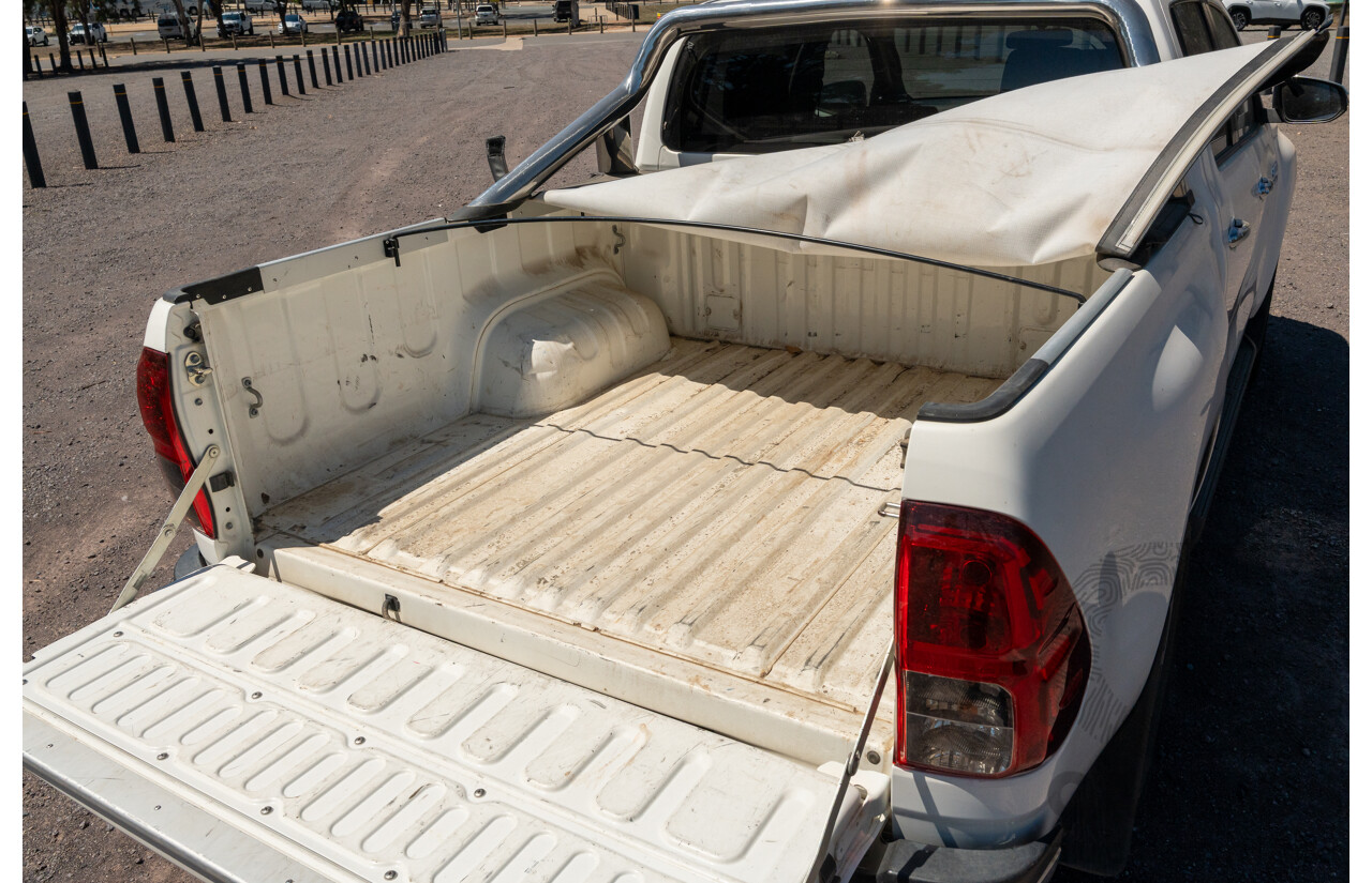 12/2017 Toyota Hilux SR5 (4x4) GUN126R Dual Cab Utility Glacier White Turbo Diesel 2.8L