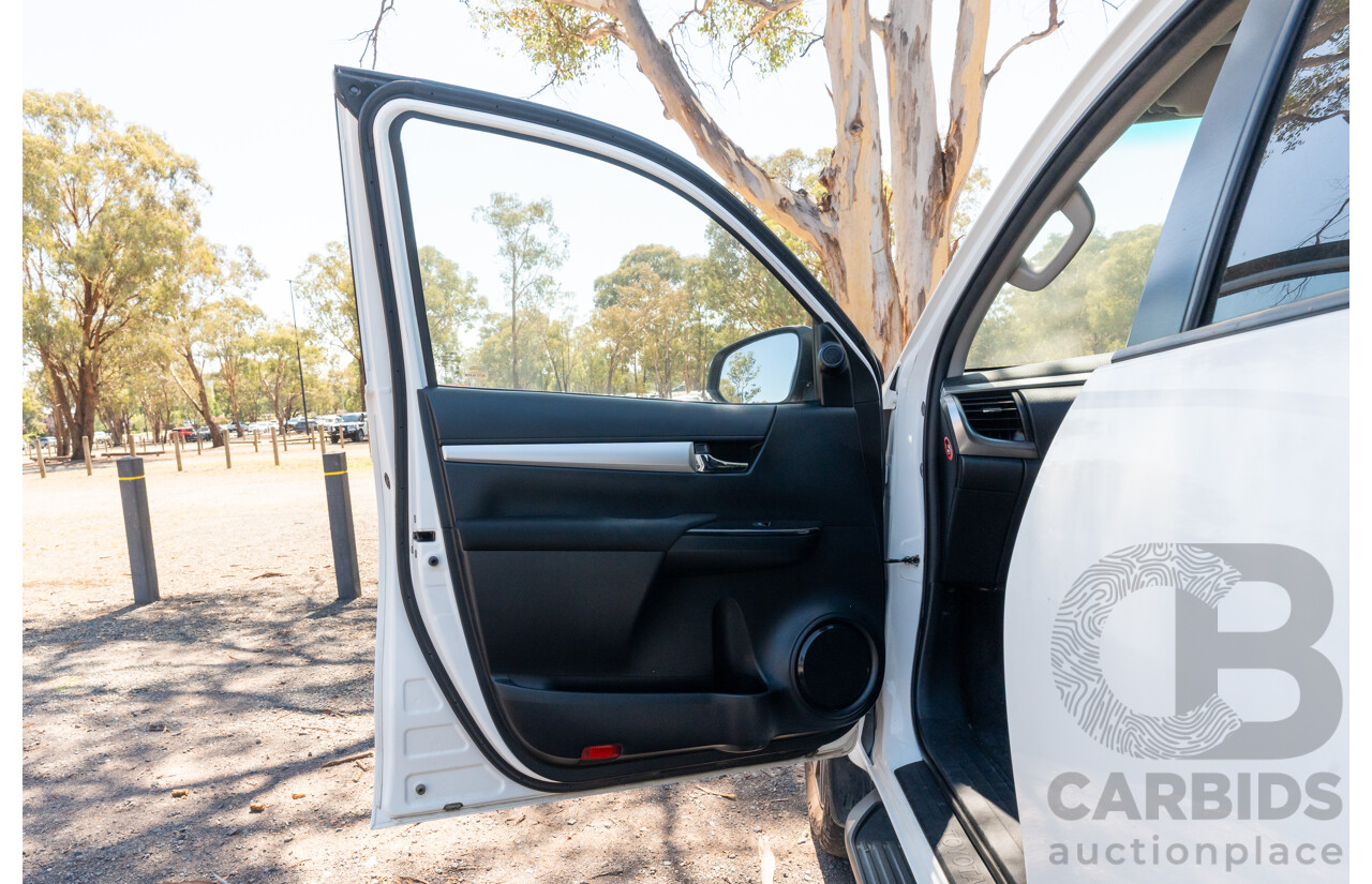 12/2017 Toyota Hilux SR5 (4x4) GUN126R Dual Cab Utility Glacier White Turbo Diesel 2.8L