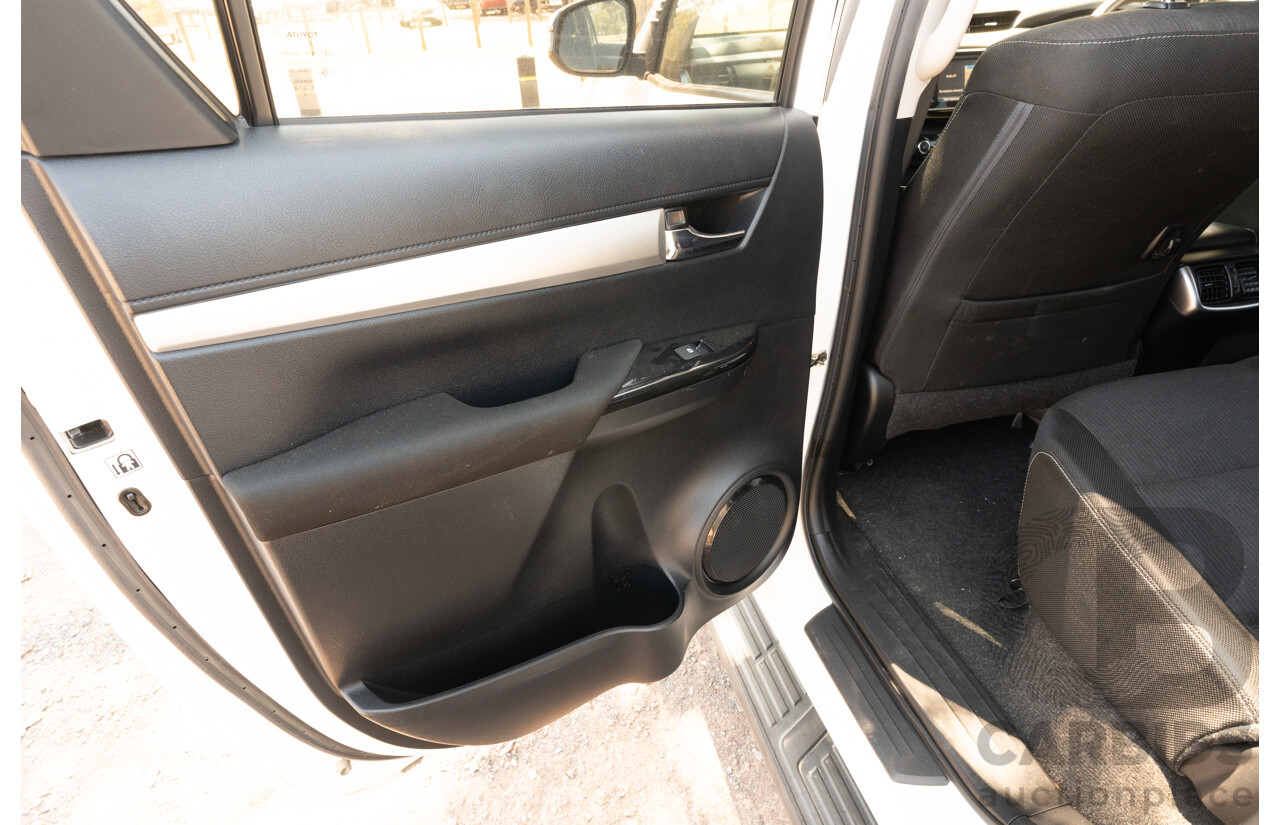 12/2017 Toyota Hilux SR5 (4x4) GUN126R Dual Cab Utility Glacier White Turbo Diesel 2.8L