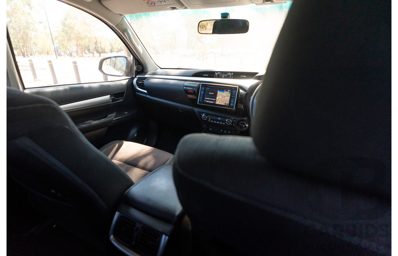 12/2017 Toyota Hilux SR5 (4x4) GUN126R Dual Cab Utility Glacier White Turbo Diesel 2.8L