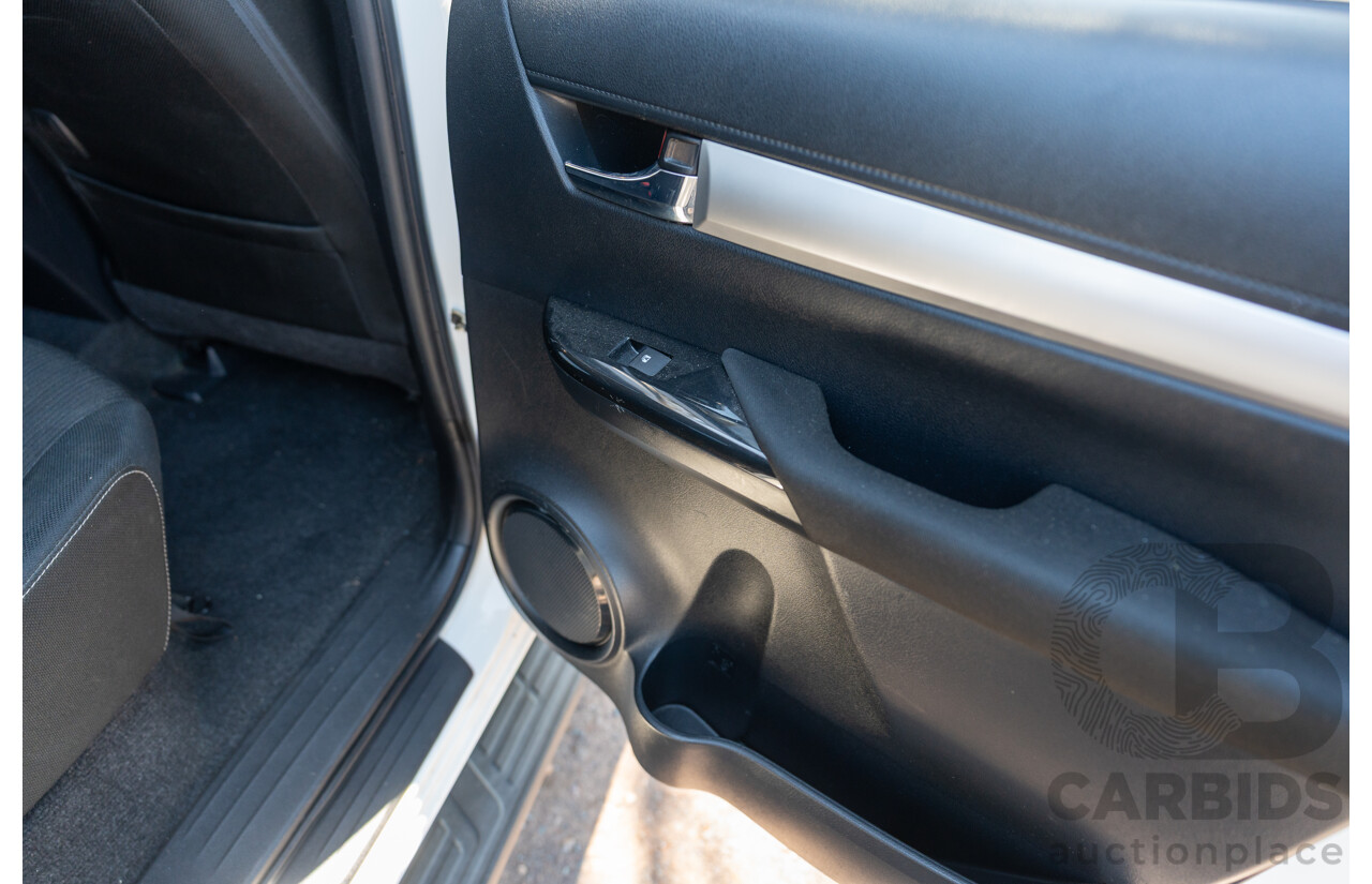 12/2017 Toyota Hilux SR5 (4x4) GUN126R Dual Cab Utility Glacier White Turbo Diesel 2.8L