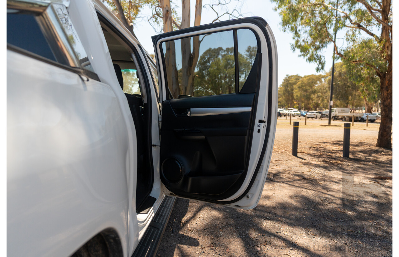 12/2017 Toyota Hilux SR5 (4x4) GUN126R Dual Cab Utility Glacier White Turbo Diesel 2.8L