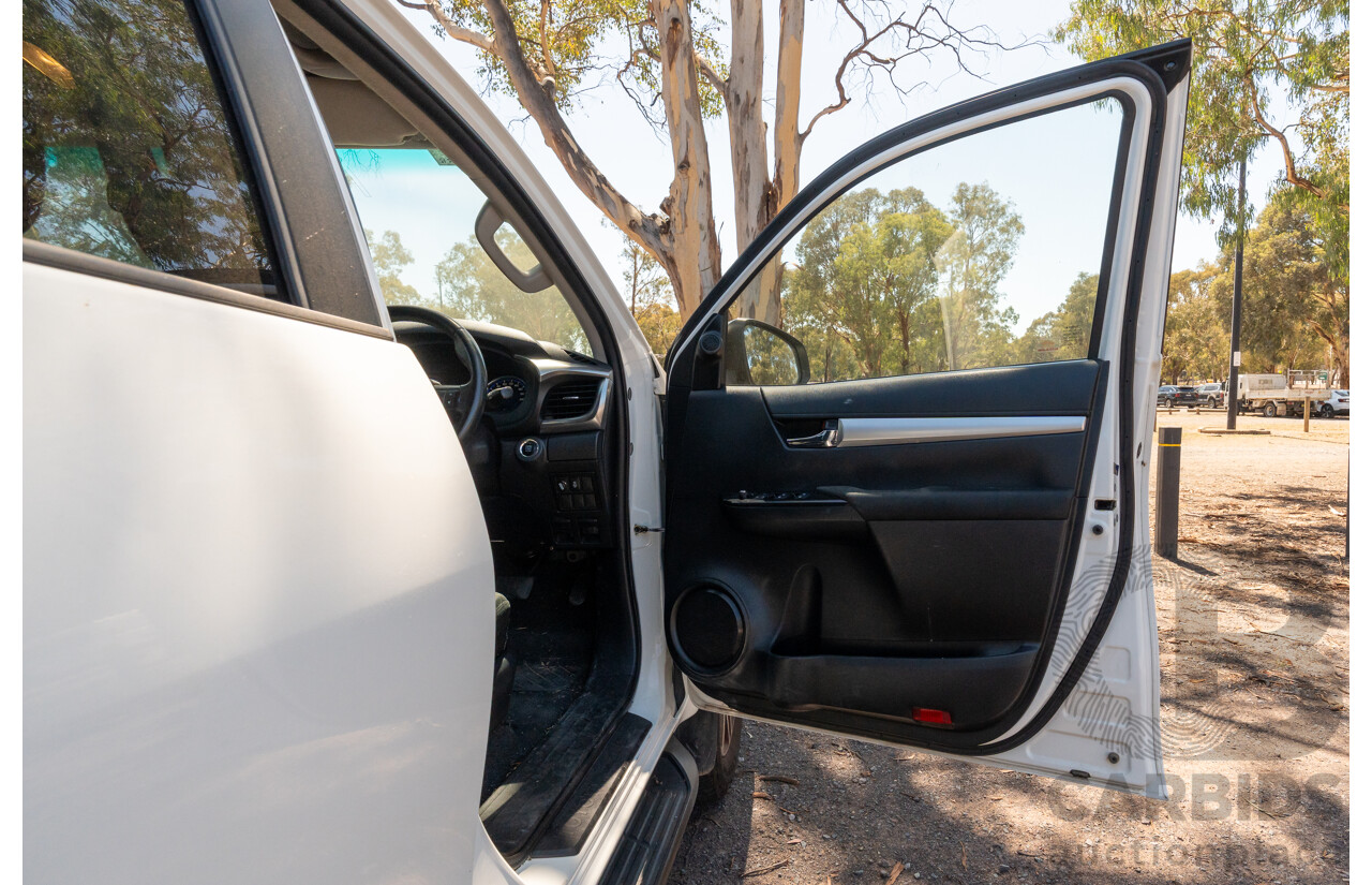 12/2017 Toyota Hilux SR5 (4x4) GUN126R Dual Cab Utility Glacier White Turbo Diesel 2.8L