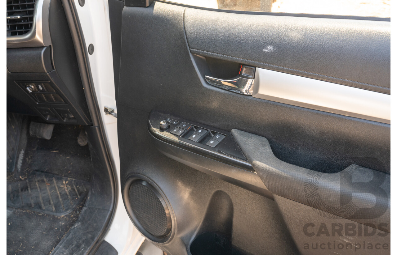 12/2017 Toyota Hilux SR5 (4x4) GUN126R Dual Cab Utility Glacier White Turbo Diesel 2.8L