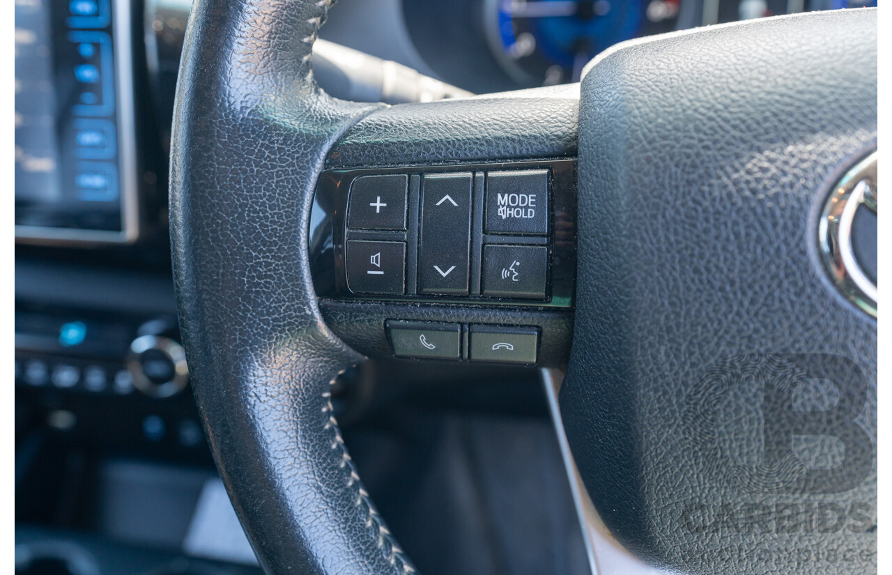 12/2017 Toyota Hilux SR5 (4x4) GUN126R Dual Cab Utility Glacier White Turbo Diesel 2.8L