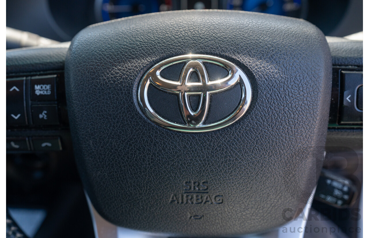 12/2017 Toyota Hilux SR5 (4x4) GUN126R Dual Cab Utility Glacier White Turbo Diesel 2.8L