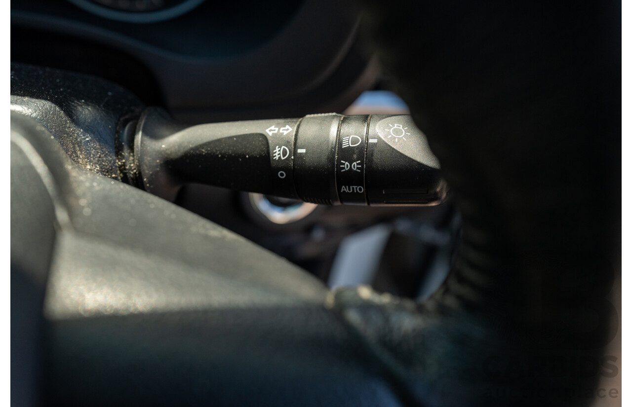 12/2017 Toyota Hilux SR5 (4x4) GUN126R Dual Cab Utility Glacier White Turbo Diesel 2.8L