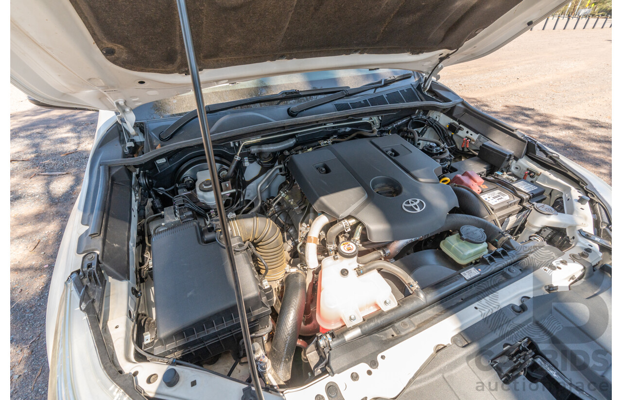 12/2017 Toyota Hilux SR5 (4x4) GUN126R Dual Cab Utility Glacier White Turbo Diesel 2.8L