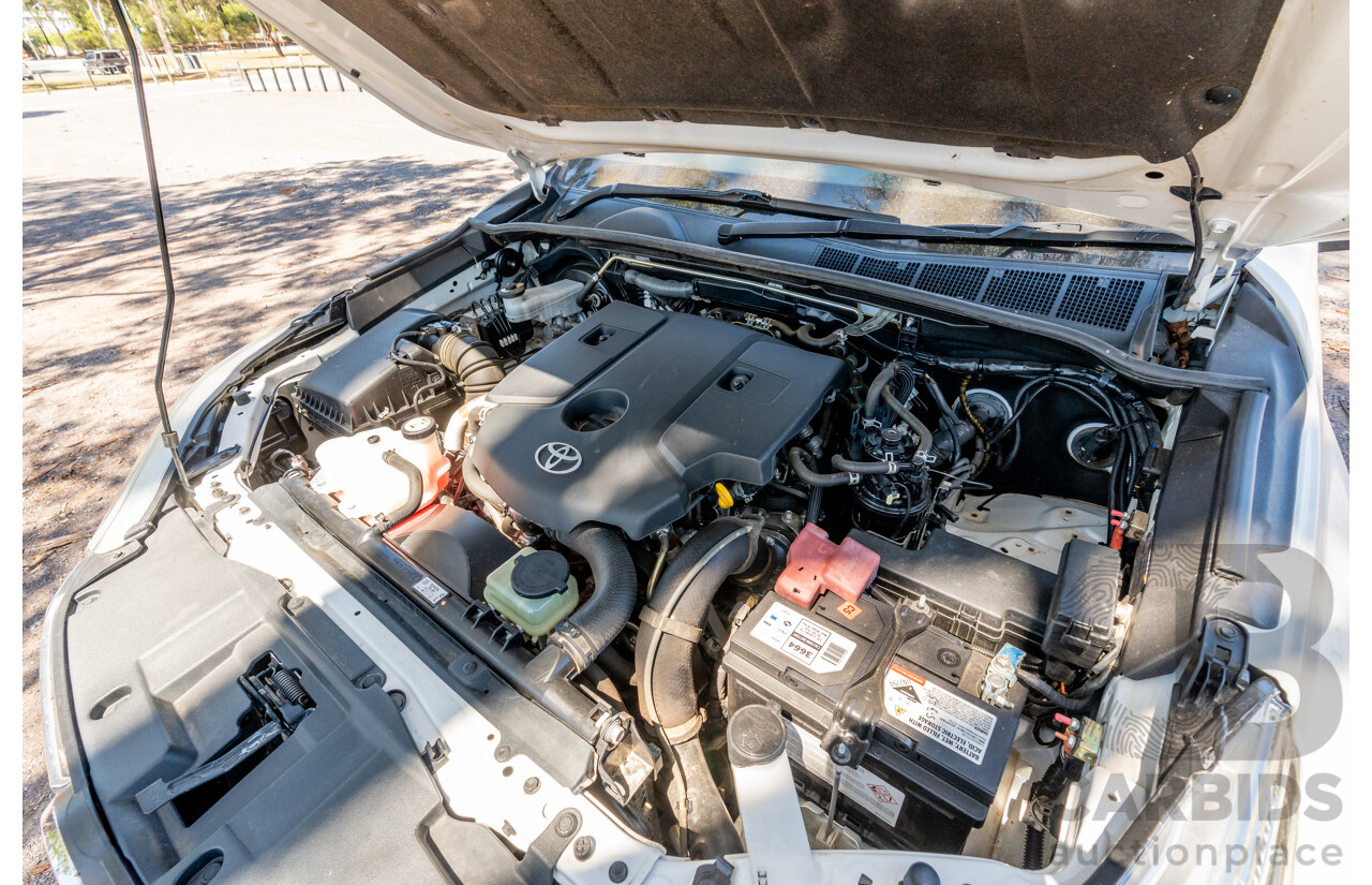 12/2017 Toyota Hilux SR5 (4x4) GUN126R Dual Cab Utility Glacier White Turbo Diesel 2.8L