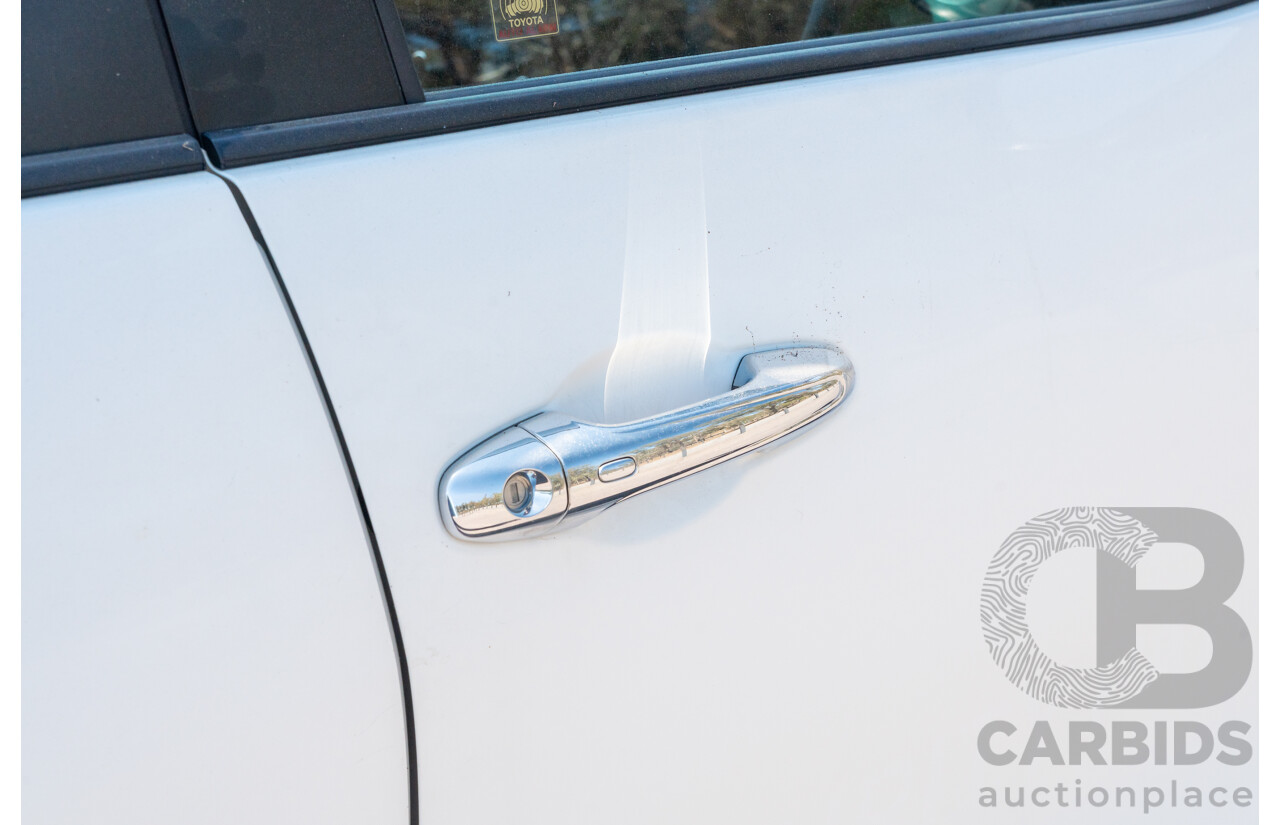 12/2017 Toyota Hilux SR5 (4x4) GUN126R Dual Cab Utility Glacier White Turbo Diesel 2.8L