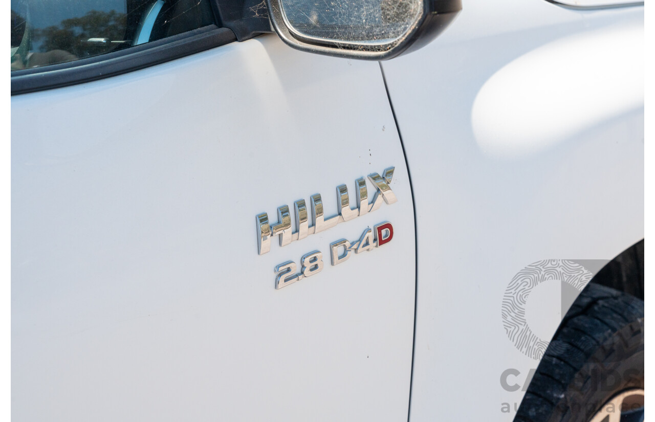 12/2017 Toyota Hilux SR5 (4x4) GUN126R Dual Cab Utility Glacier White Turbo Diesel 2.8L