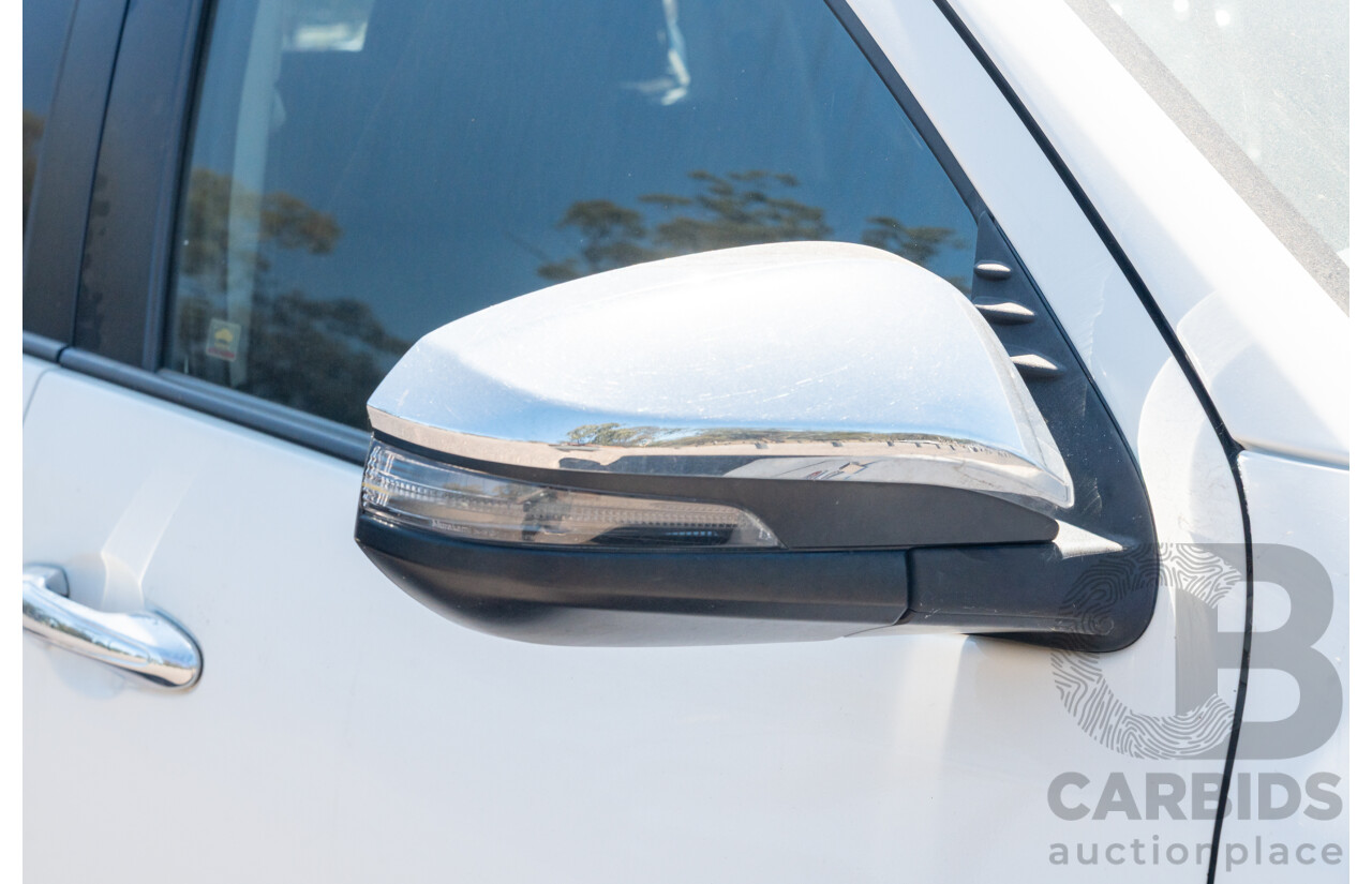 12/2017 Toyota Hilux SR5 (4x4) GUN126R Dual Cab Utility Glacier White Turbo Diesel 2.8L