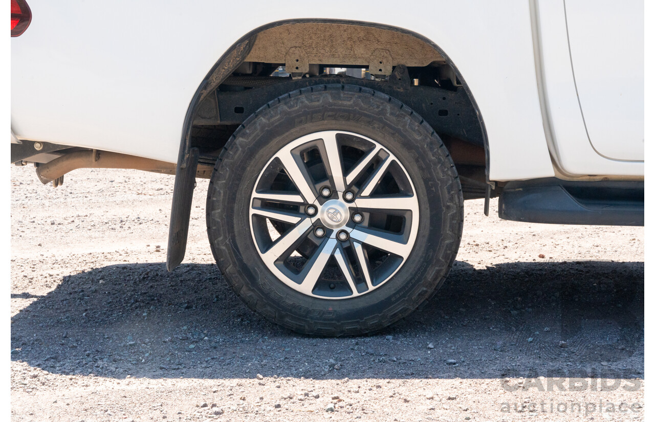 12/2017 Toyota Hilux SR5 (4x4) GUN126R Dual Cab Utility Glacier White Turbo Diesel 2.8L