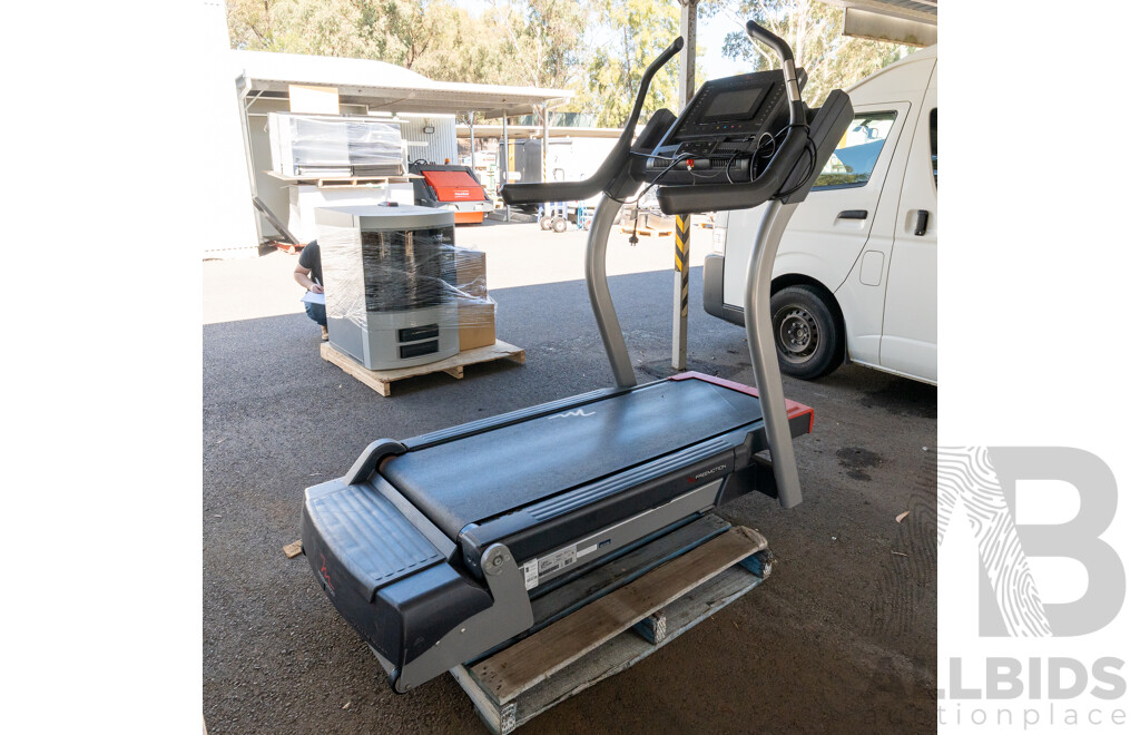 11/2016 Freemotion 11.9 Incline Trainer Commercial Treadmill