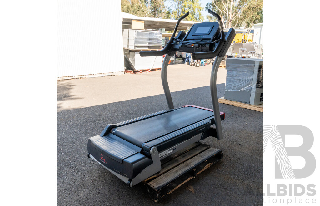 11/2016 Freemotion 11.9 Incline Trainer Commercial Treadmill