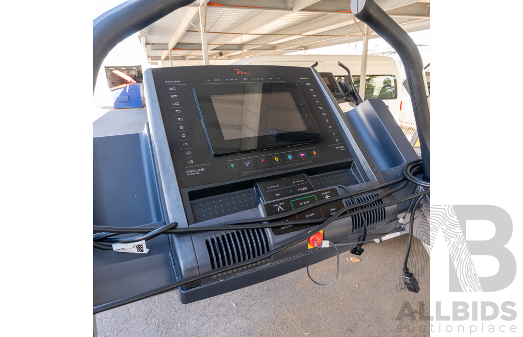 11/2016 Freemotion 11.9 Incline Trainer Commercial Treadmill