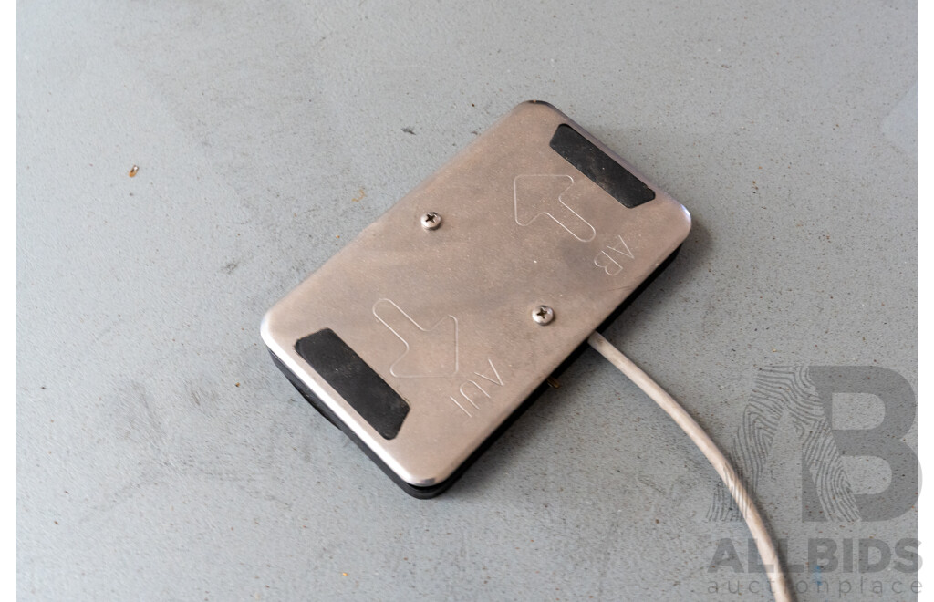 Athlegen Electric Examination / Massage Bed