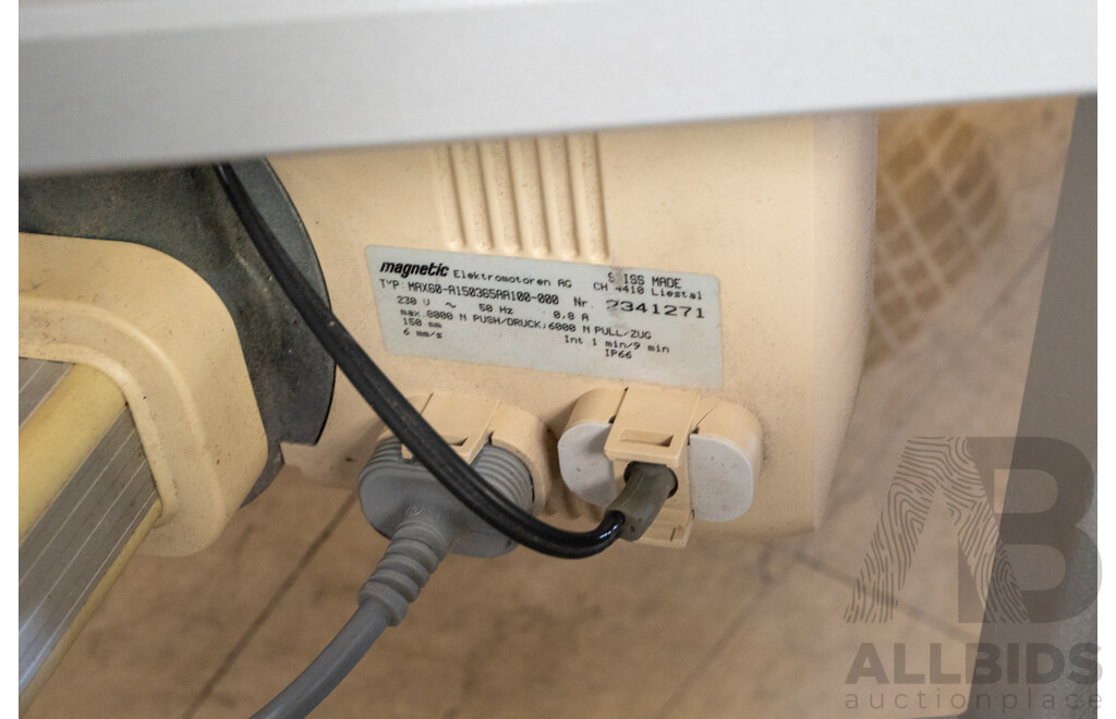 Athlegen Electric Body Work Table Green