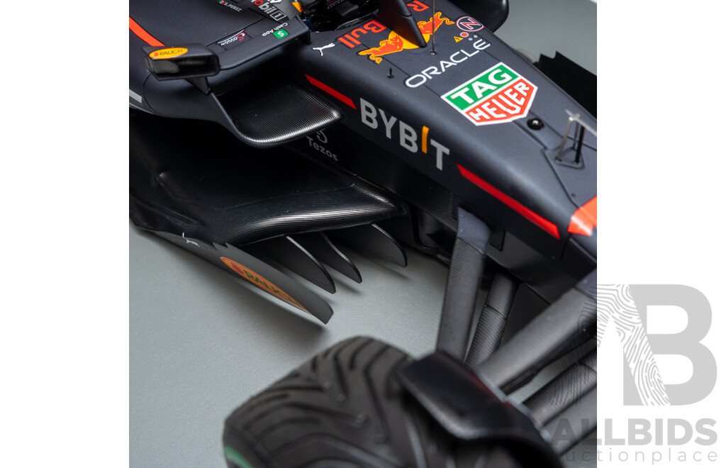 Spark Models 2022 Oracle Red Bull Racing RB18 F1 Singapore Grand Prix Winner Sergio Perez #11 57/322 - LARGE 1:12 Scale Model Car in Showcase - Brand New