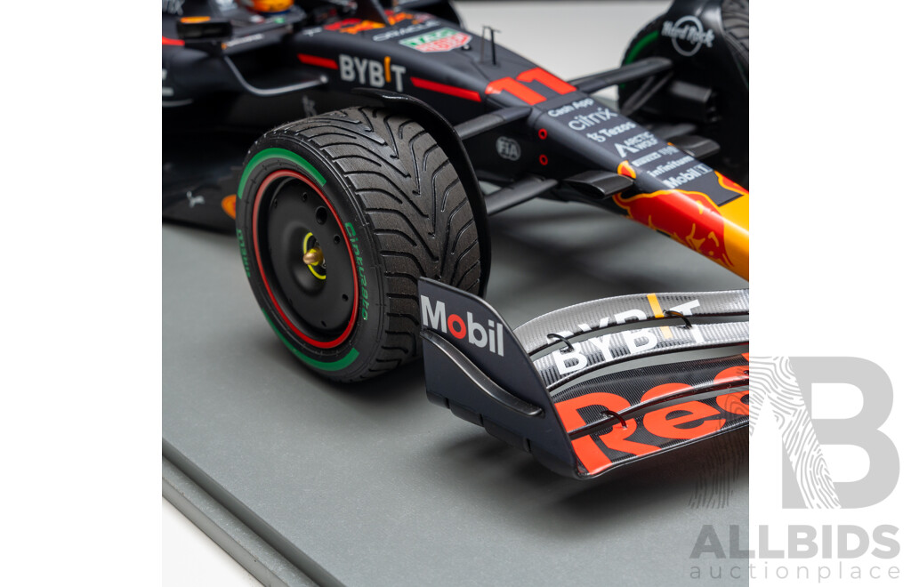 Spark Models 2022 Oracle Red Bull Racing RB18 F1 Singapore Grand Prix Winner Sergio Perez #11 57/322 - LARGE 1:12 Scale Model Car in Showcase - Brand New