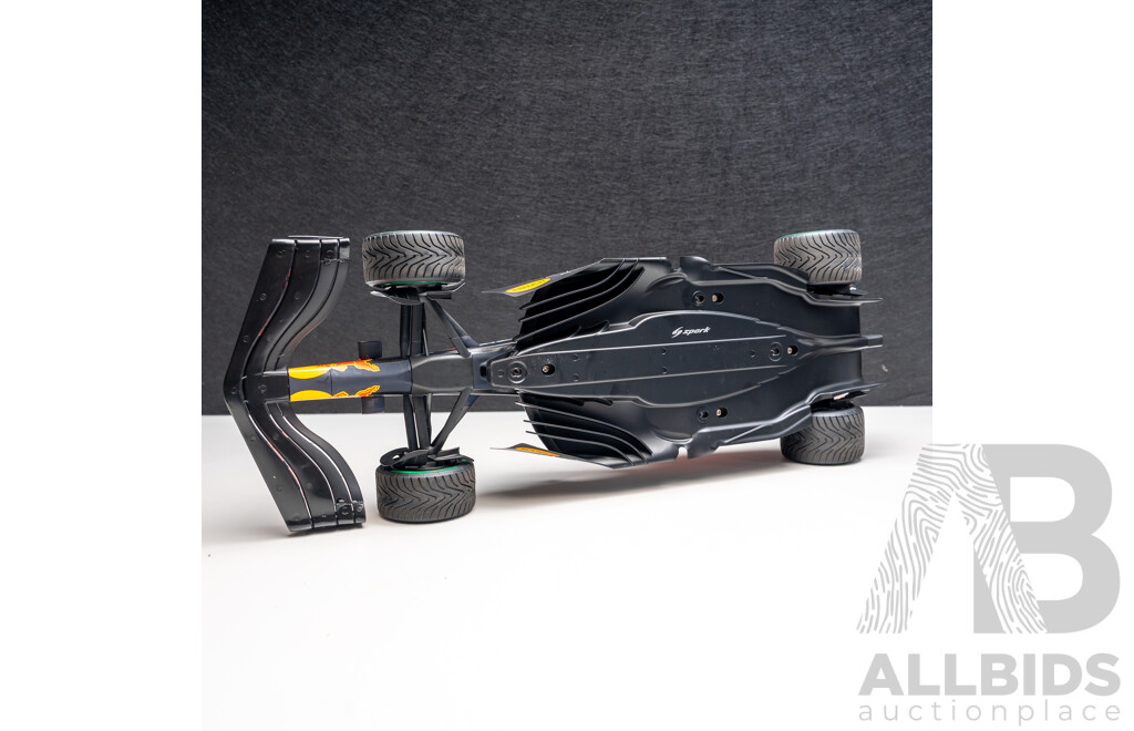 Spark Models 2022 Oracle Red Bull Racing RB18 F1 Singapore Grand Prix Winner Sergio Perez #11 57/322 - LARGE 1:12 Scale Model Car in Showcase - Brand New