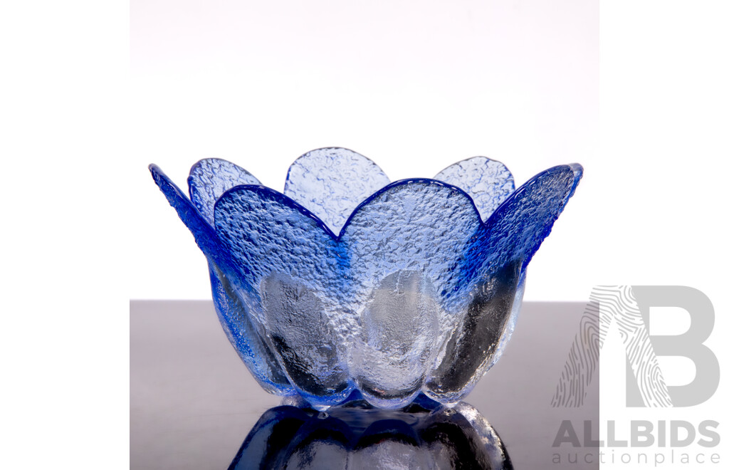Muurla Finland Two Tone Glass Petal Bowl Designed by Pertti Kallioinen