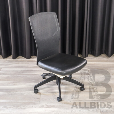 Modern Office Chair with Leather Seat and Mesh Back