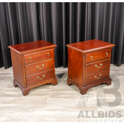 Pair of Drexel Heritage Georgian Style Bedside Chests