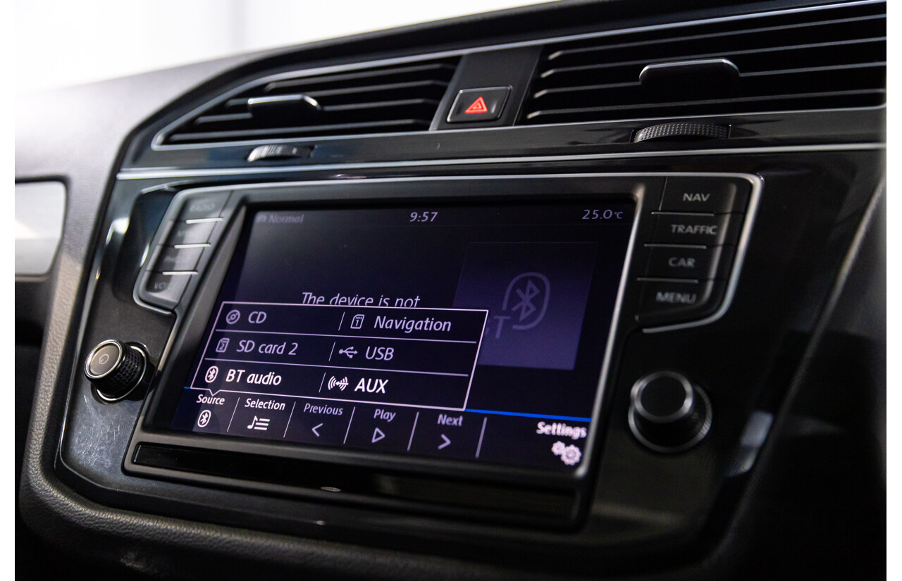 04/2017 Volkswagen Tiguan 132 TSI Comfortline (AWD) 5NA 4d Wagon Pure White Turbo 2.0L