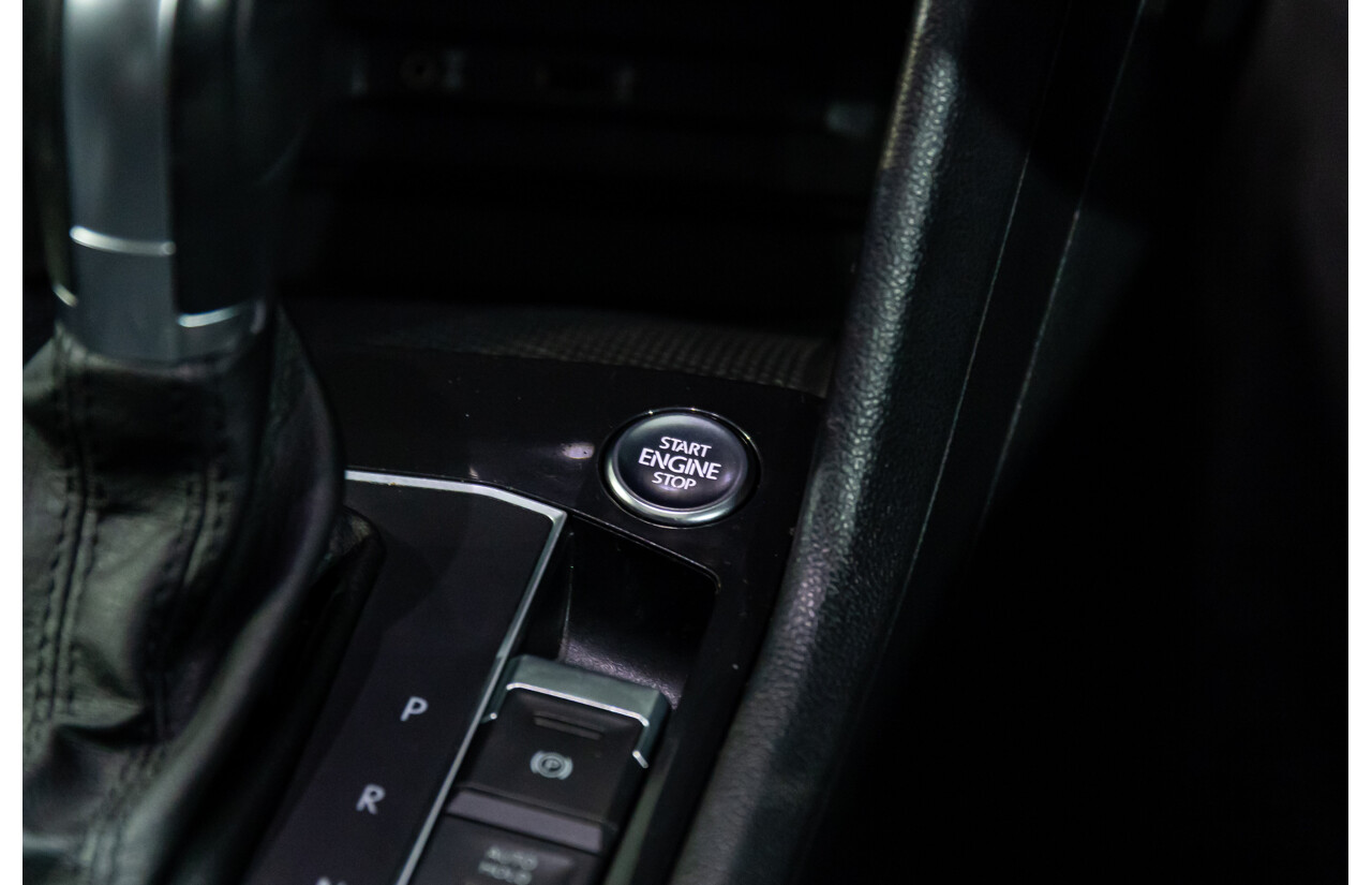 04/2017 Volkswagen Tiguan 132 TSI Comfortline (AWD) 5NA 4d Wagon Pure White Turbo 2.0L