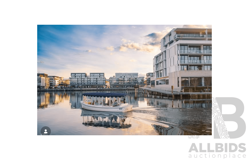 3 Hour Premium Electric Boat Hire for Up to 10 People