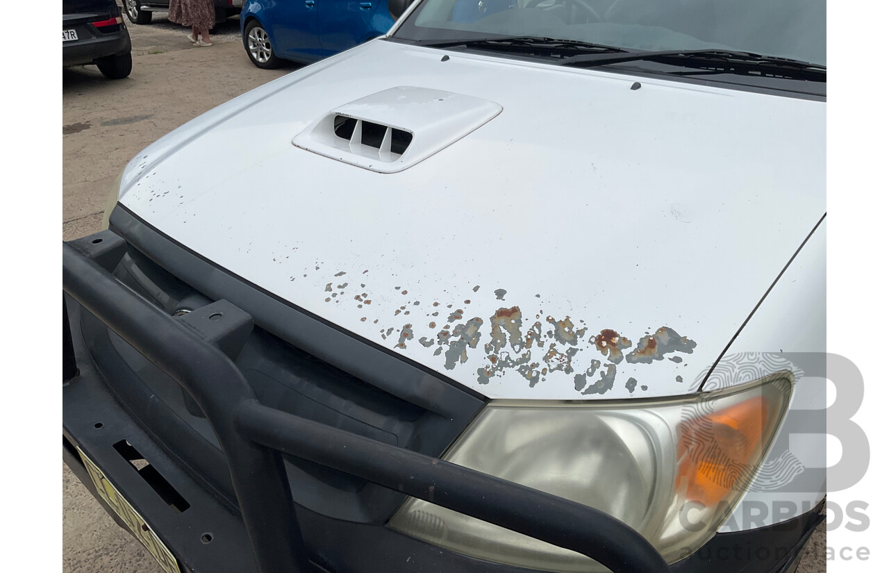 3/2006 Toyota Hilux SR (4x4) KUN26R Dual C/Chas White Turbo Diesel 3.0L