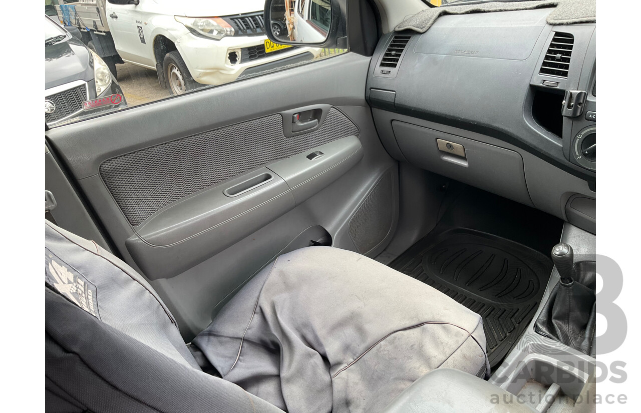 3/2006 Toyota Hilux SR (4x4) KUN26R Dual C/Chas White Turbo Diesel 3.0L