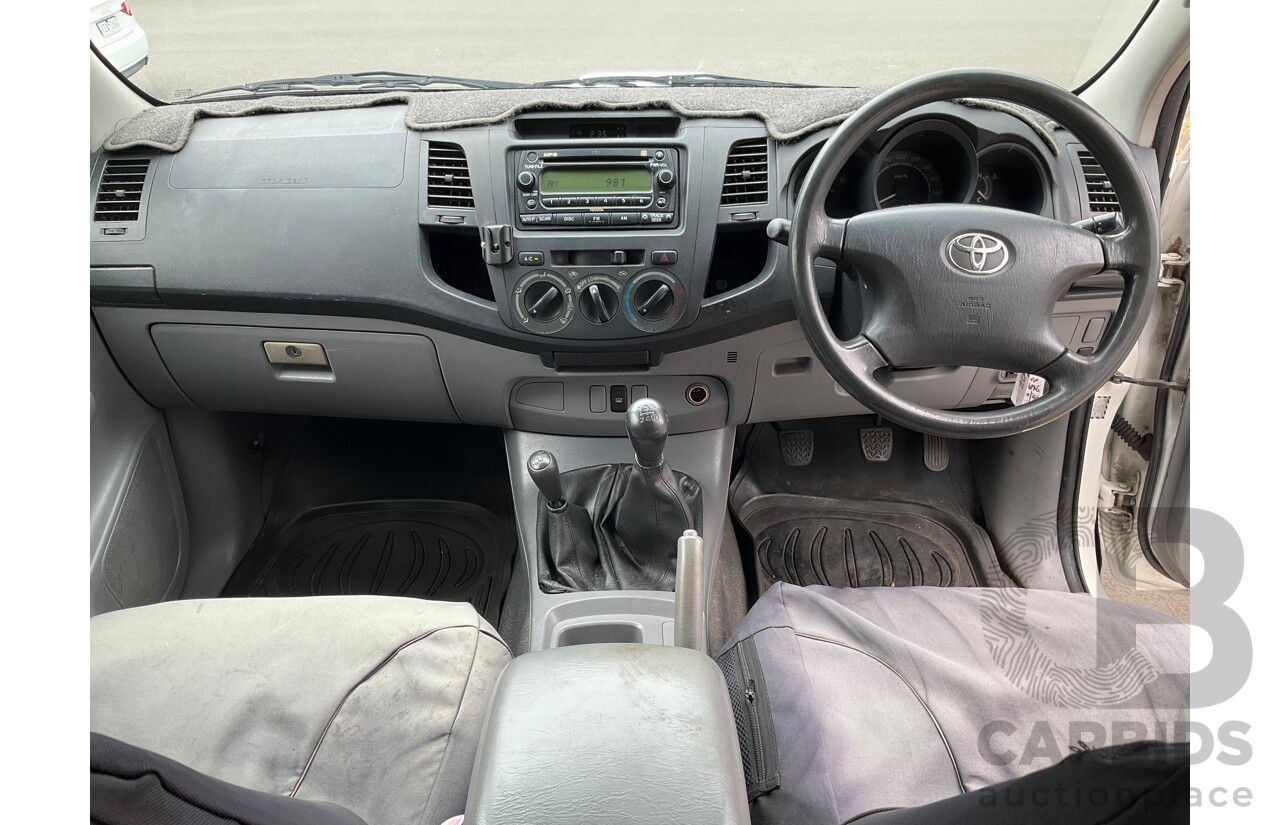 3/2006 Toyota Hilux SR (4x4) KUN26R Dual C/Chas White Turbo Diesel 3.0L