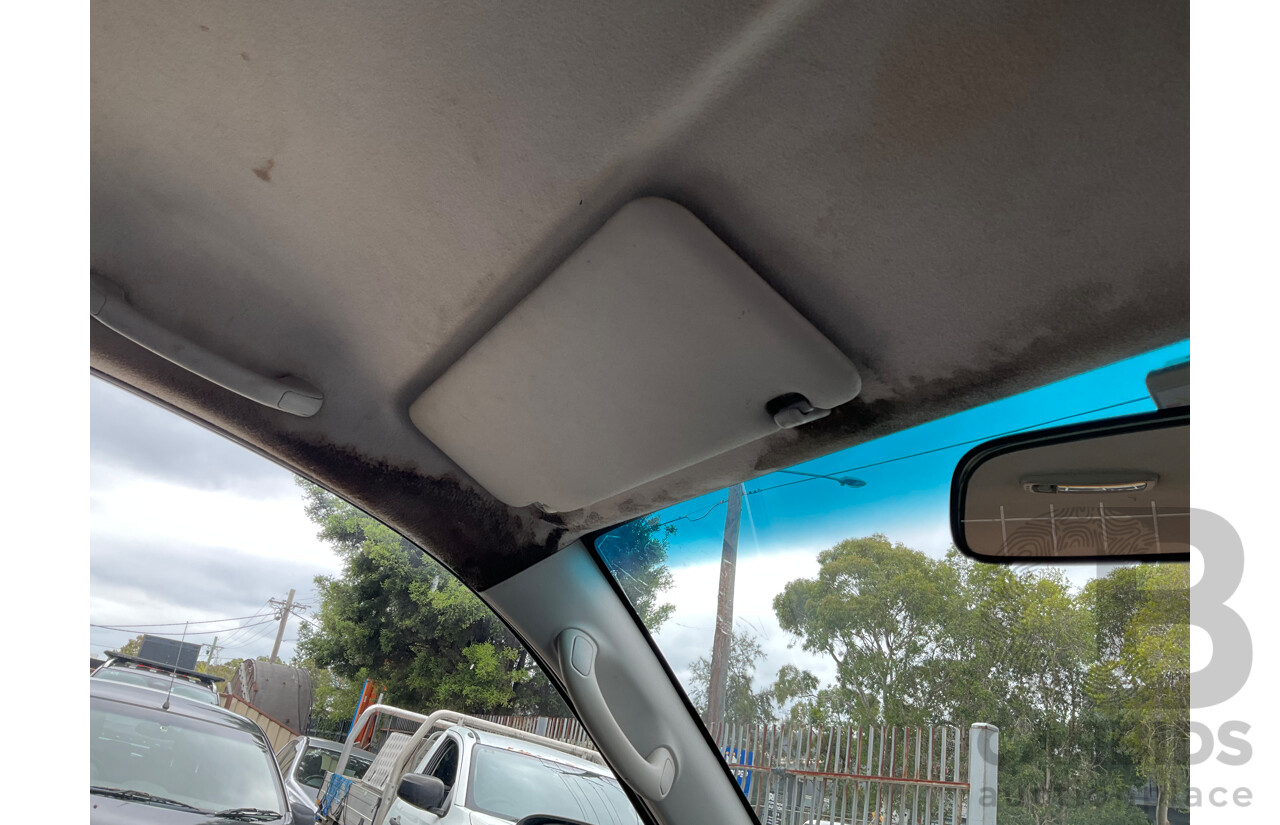 3/2006 Toyota Hilux SR (4x4) KUN26R Dual C/Chas White Turbo Diesel 3.0L