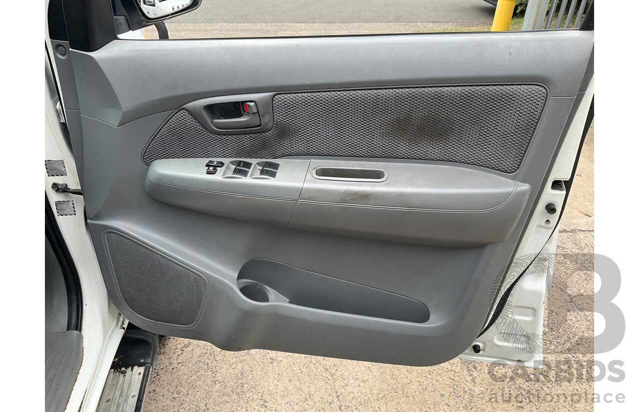 3/2006 Toyota Hilux SR (4x4) KUN26R Dual C/Chas White Turbo Diesel 3.0L