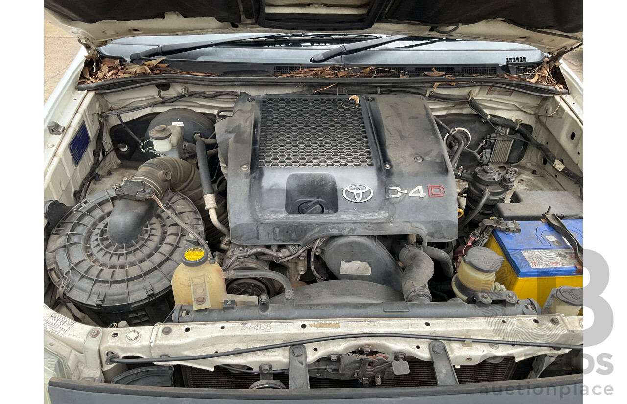3/2006 Toyota Hilux SR (4x4) KUN26R Dual C/Chas White Turbo Diesel 3.0L