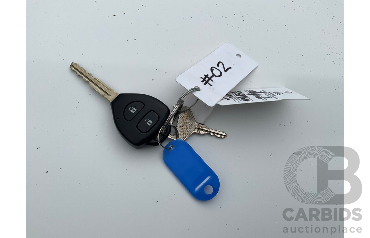 3/2006 Toyota Hilux SR (4x4) KUN26R Dual C/Chas White Turbo Diesel 3.0L