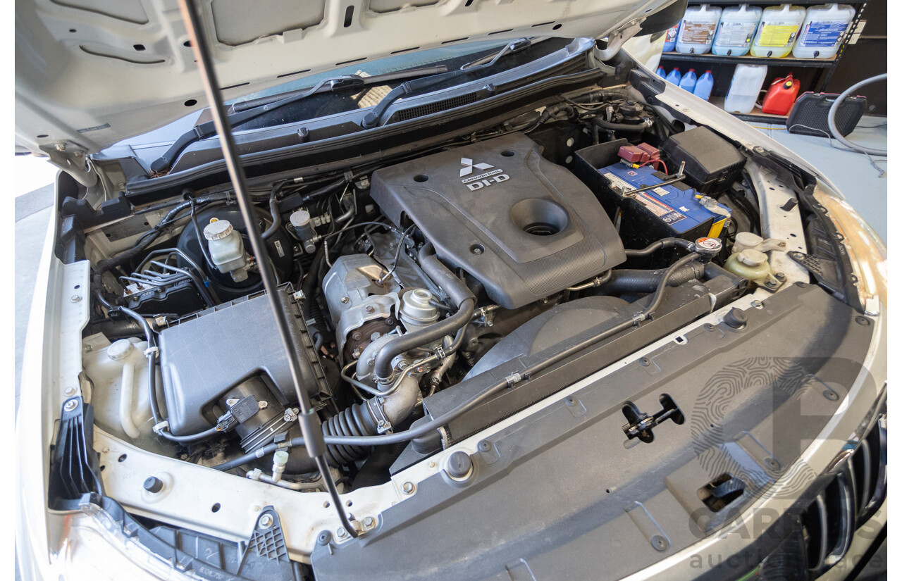 10/2016 Mitsubishi Triton GLX (4x4) MQ MY16 Dual Cab Utility Solid White Turbo Diesel 2.4L