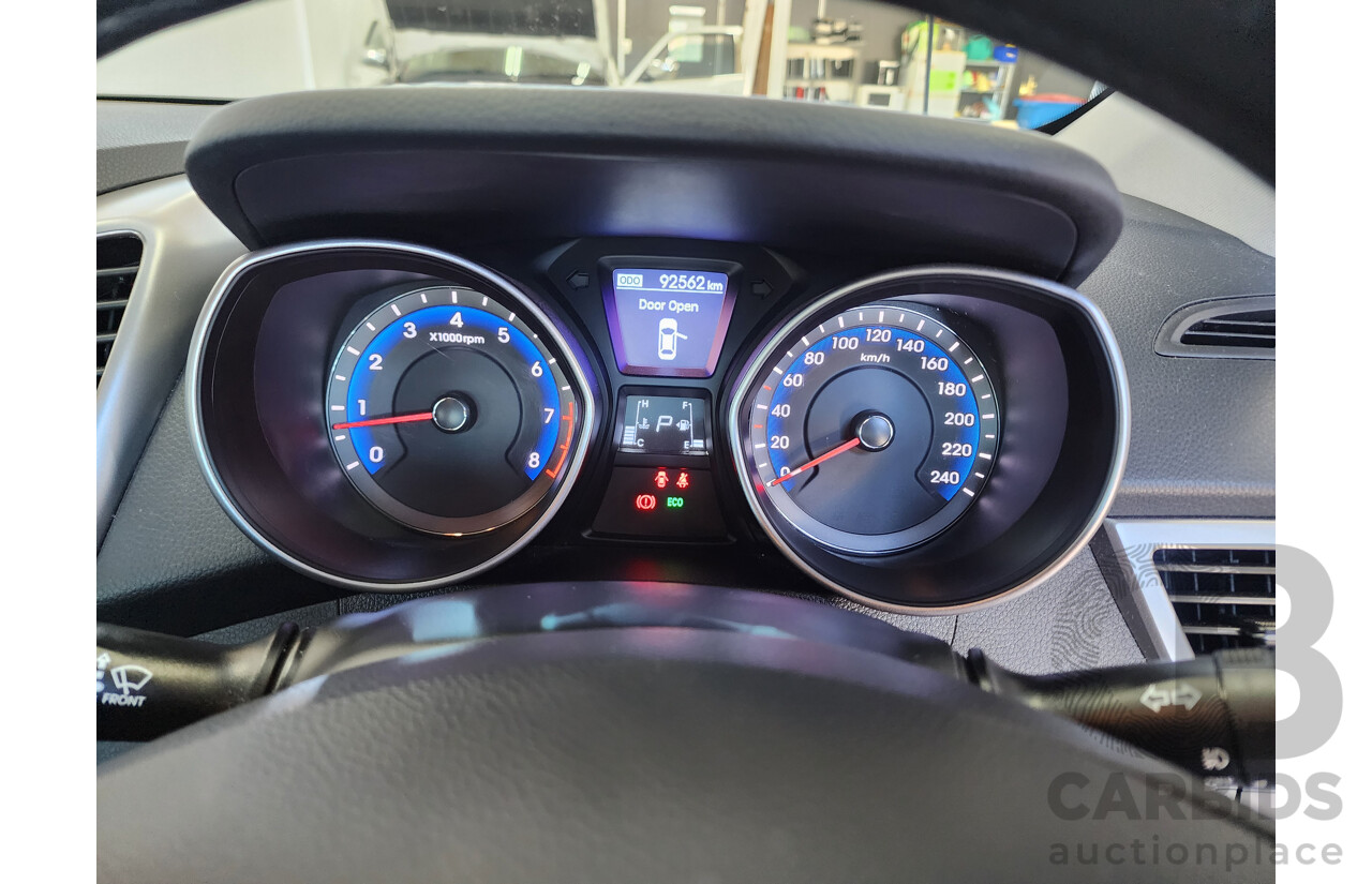 2/2014 Hyundai i30 Trophy GD MY14 5d Hatchback White 1.8L