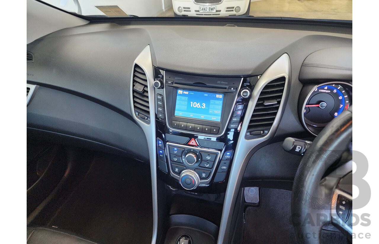 2/2014 Hyundai i30 Trophy GD MY14 5d Hatchback White 1.8L