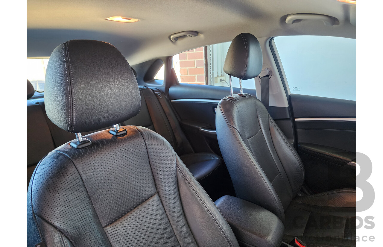 2/2014 Hyundai i30 Trophy GD MY14 5d Hatchback White 1.8L