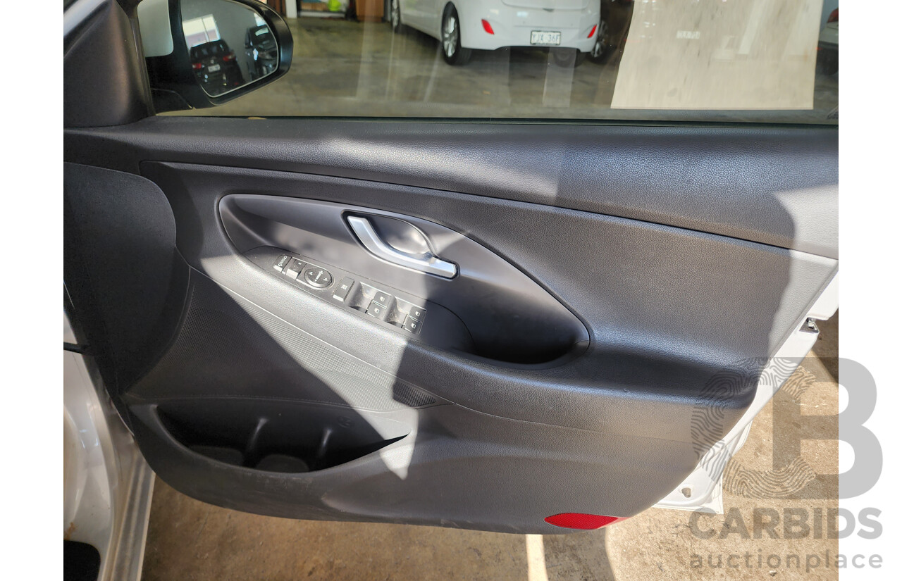 9/2017 Hyundai i30 Active PD MY17 5d Hatchback Silver 1.8L