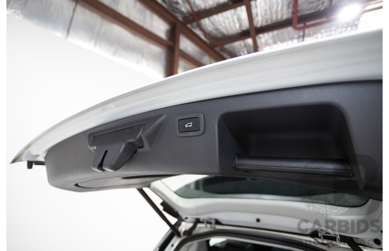 11/2017 Land Rover Discovery Sport TD4 (132kW) HSE (AWD) L550 MY18 4D Wagon Polaris White Turbo Diesel 2.0L - 7 Seats