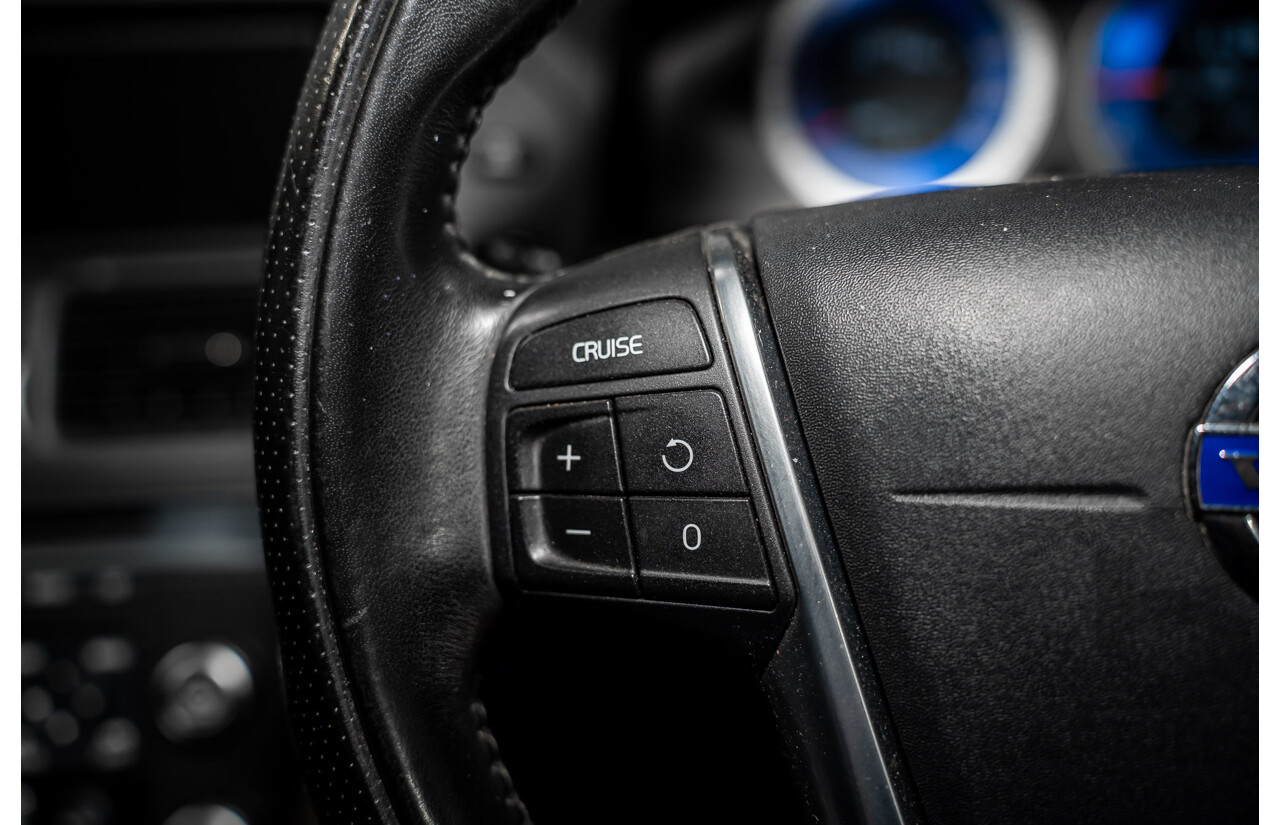 11/2010 Volvo XC60 D5 R-Design DZ MY11 4d Wagon Ice White Twin Turbo Diesel 2.4L