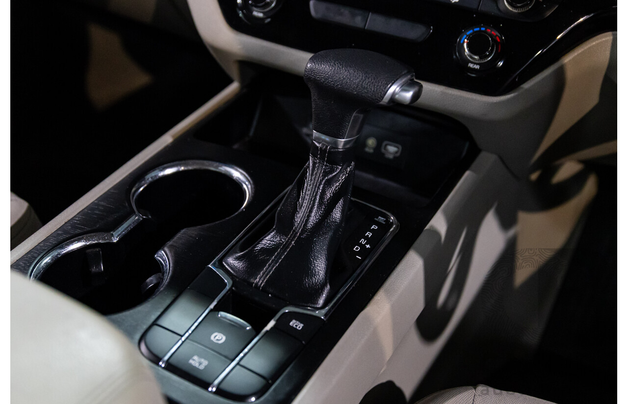 05/2018 Kia Carnival S (FWD) YP PE MY19 4d Wagon Clear White V6 3.3L