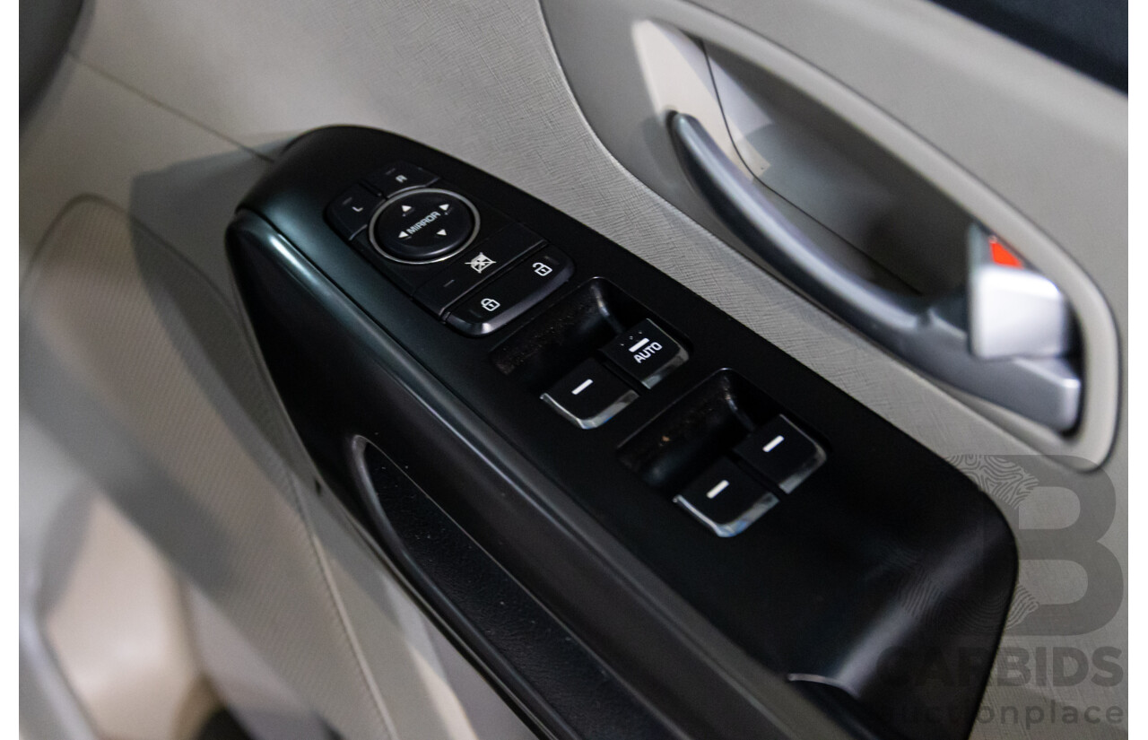 05/2018 Kia Carnival S (FWD) YP PE MY19 4d Wagon Clear White V6 3.3L